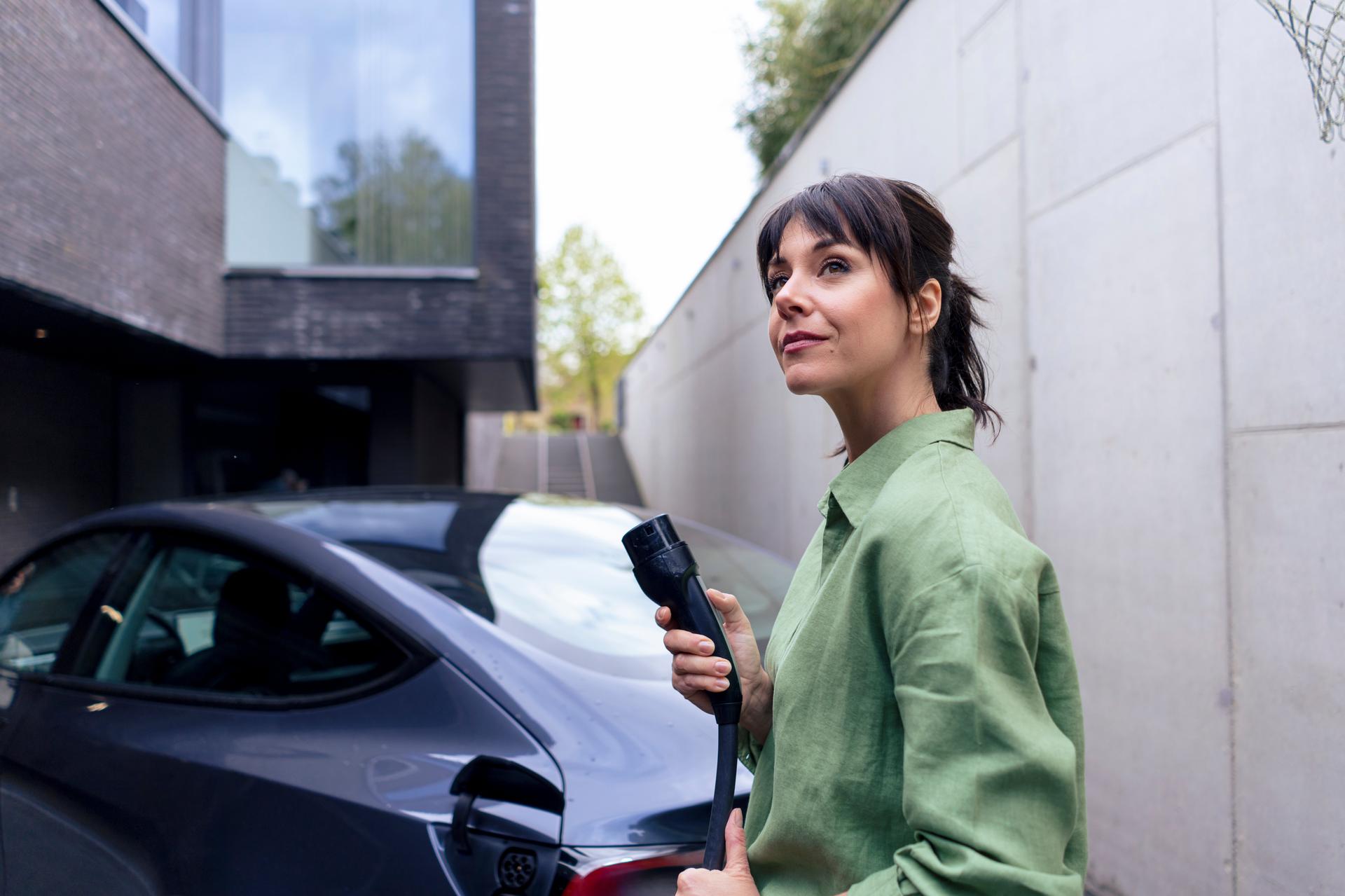 Mature businesswoman holding electric plug and standing near car in parking
E-mob
e-mobilität
emob
emobilität
wallbox
laden
eauto
auto
e-auto