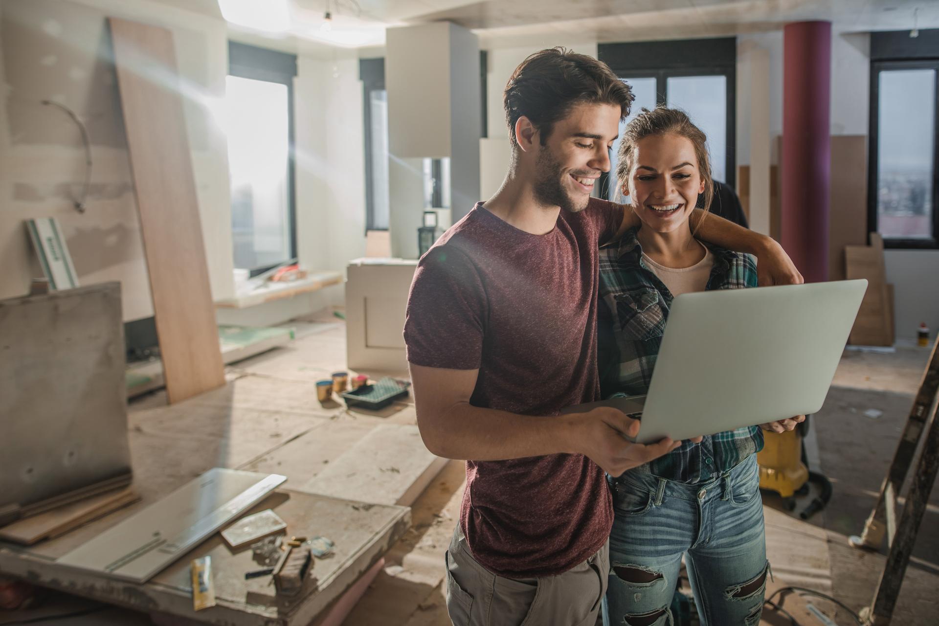 Young happy couple surfing the Internet on a computer during home renovation process.
Umzug
Umzugsservice
Hausbau
Baustrom
Ummelden