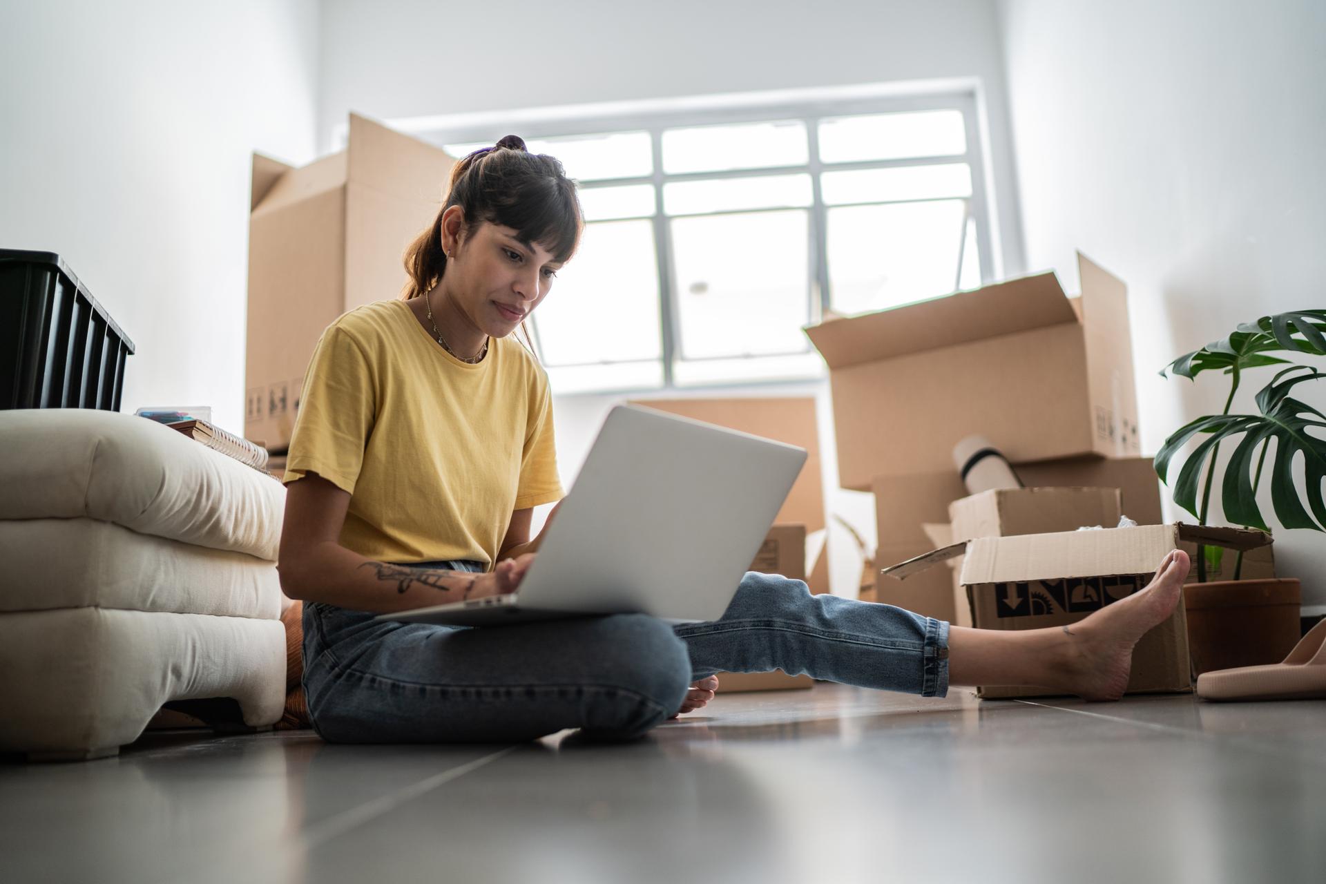 Young woman using laptop at new house
Umzug
Umzugsservice
Ummelden