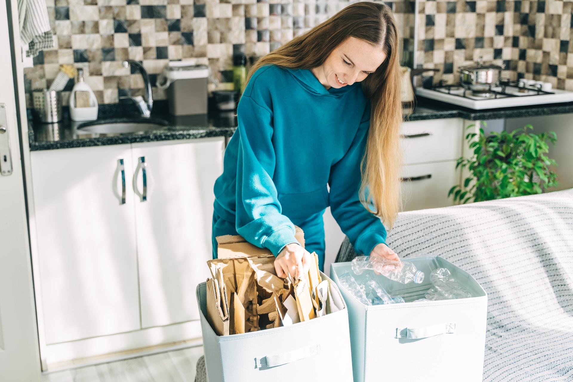 A woman sorts recyclable garbage at home. Boxes with paper and plastic.
Entsorgung
Mülltrennung
Umwelt Service