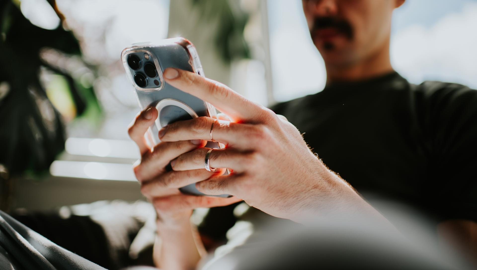 Mans hand holding a mobile phone. Conceptual with space for copy.
Ökostrom Spot
Spot
Dynamisch
Flexibel