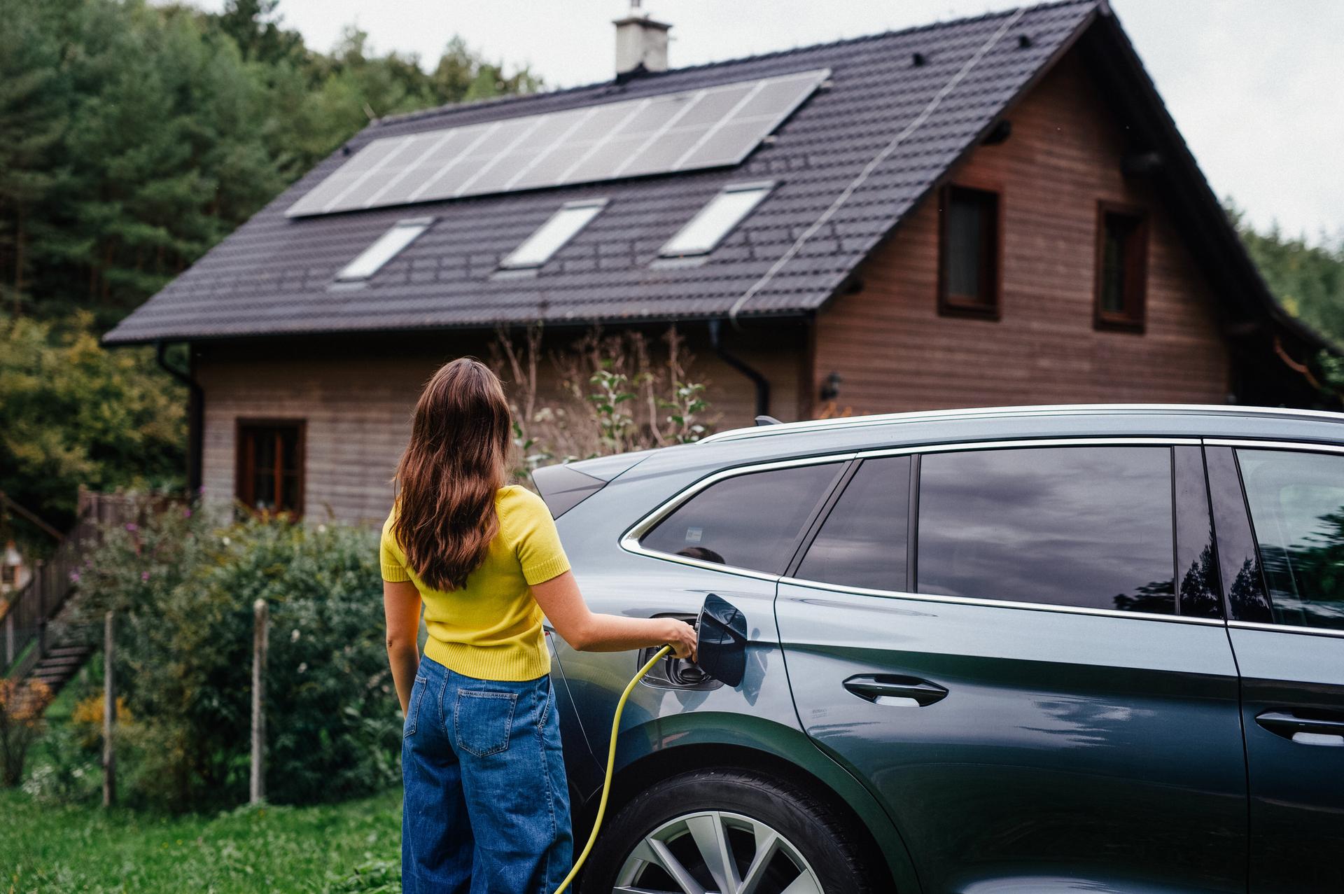 Young woman is charging her electric car, parked in front of a house with solar panels on the roof.
Spot
Ökostrom Spot
Laden
Wallbox
E-Mob
EMob
E-mobilität
emob
Strom
Stromtarif
Flexibel 
Dynamisch