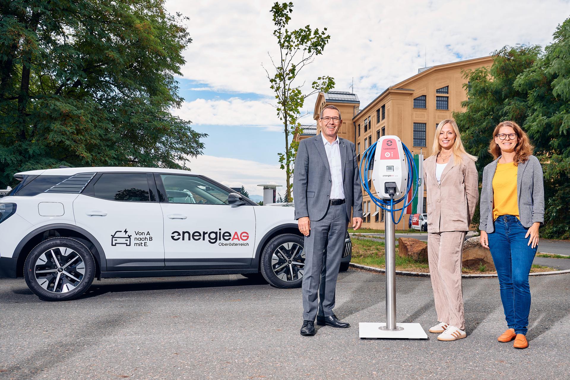 V.l.: Der Steyrer Bürgermeister Markus Vogl, Sonja Kaiser (Leiterin der Abteilung E-Mobility der Energie AG) und Vizebürgermeisterin Anna-Maria Demmelmayr vor dem Amtsgebäude Reithoffer.