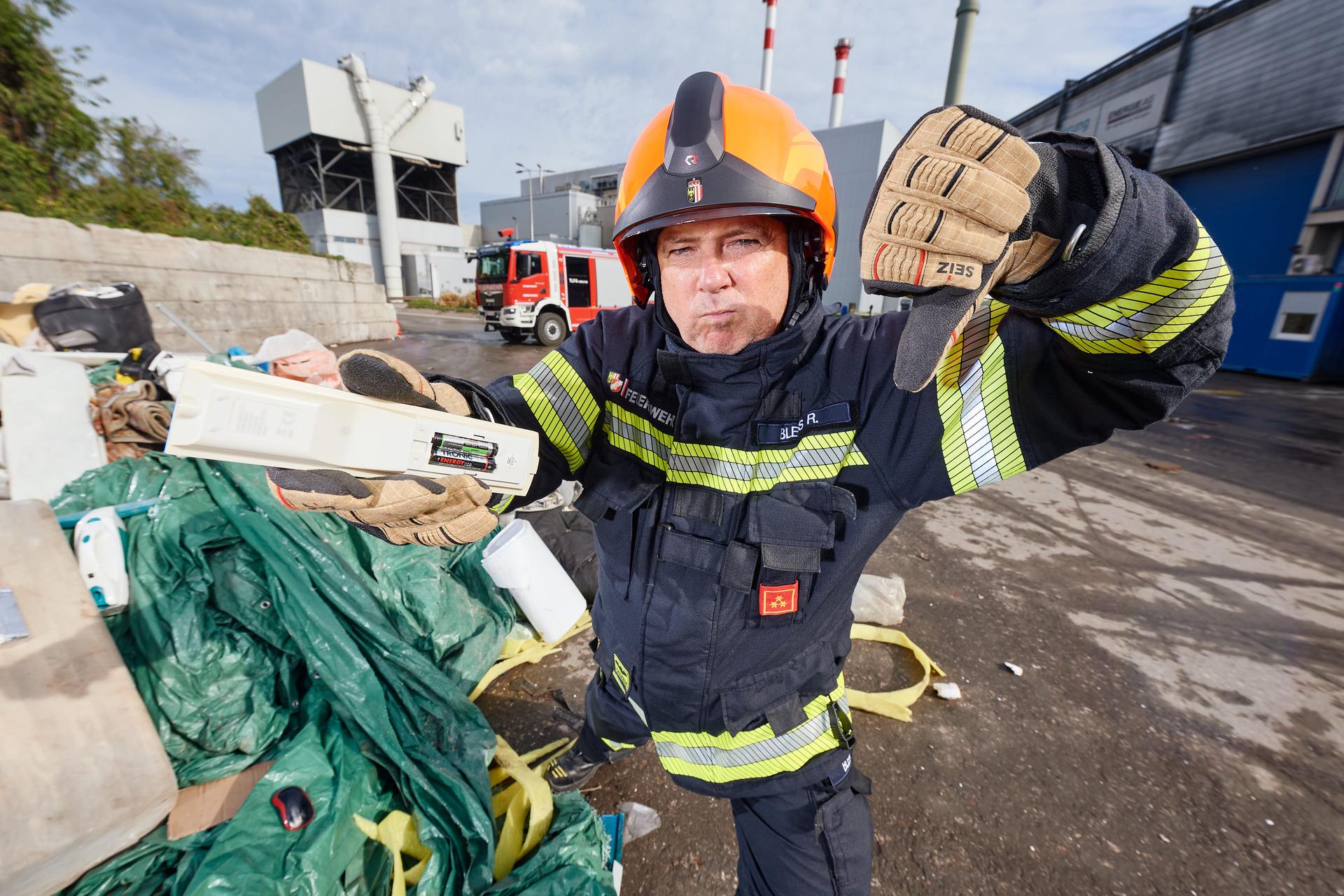 Roman Bless auf dem Gelände der Energie AG Umwelt Service mit Fernsteuerung im Restmüll.
