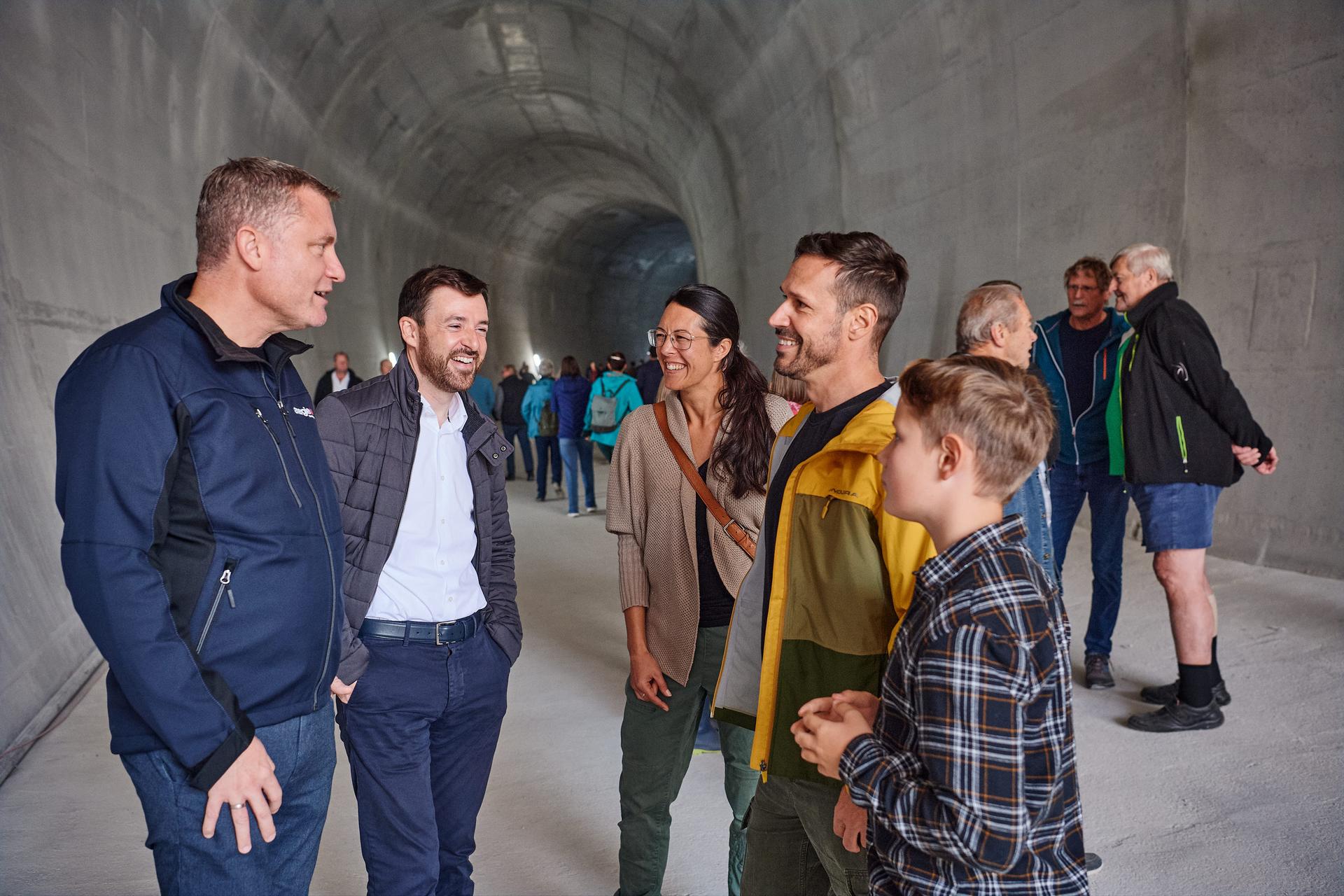 KW Traunfall Laufwasserkraftwerk Tag der offenen Baustelle Roitham Desselbrunn Oberwasserstollen Anrainer Besuch Einblick Baufortschritt
Dieter Brandstätter, Manuela Brandstätter, David Brandstätter, CTO Alexander Kirchner, Geschäftsführer Peter Stöckler Energie AG Erzeugung