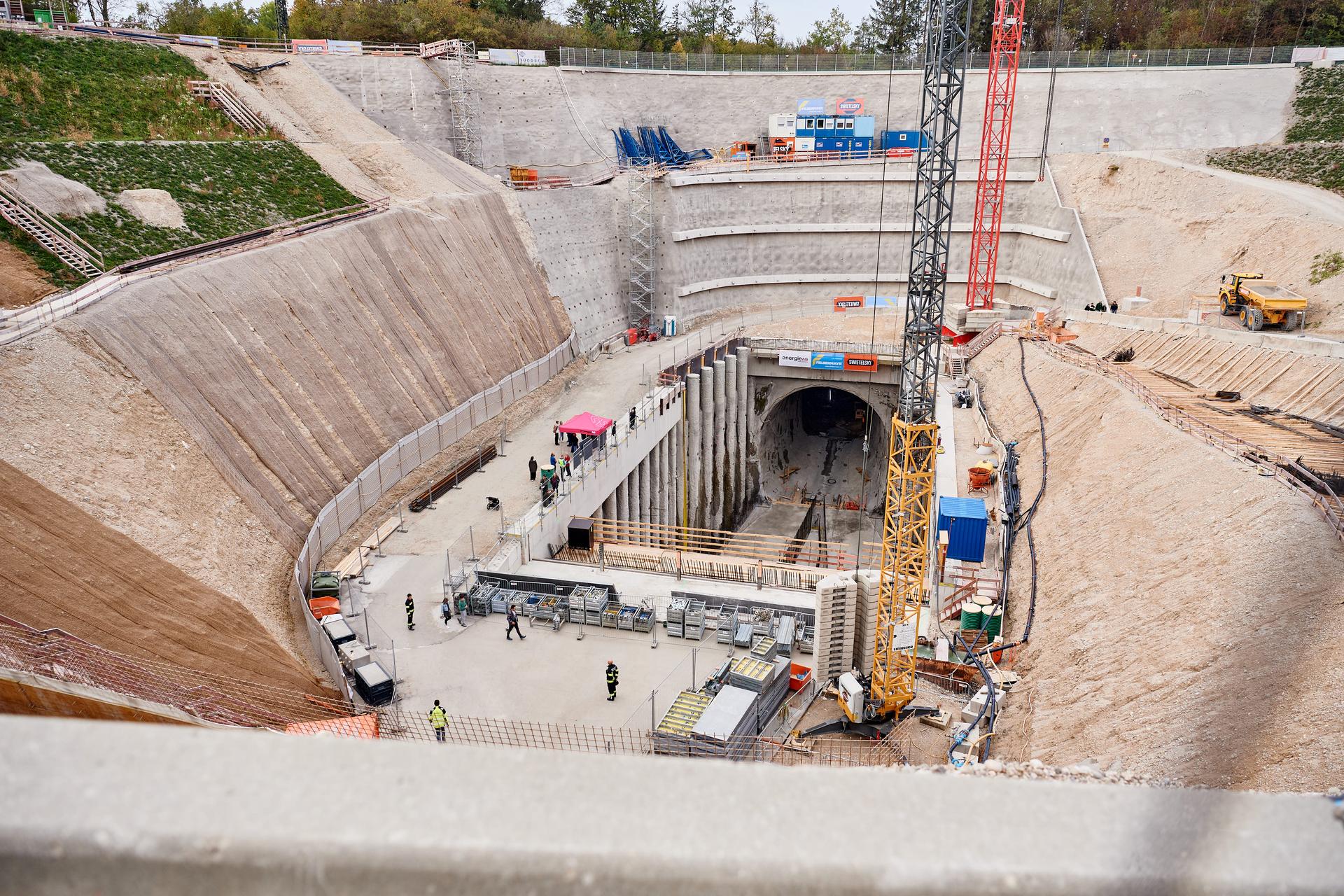 KW Traunfall Laufwasserkraftwerk Tag der offenen Baustelle Roitham Desselbrunn Oberwasserstollen Anrainer Besuch Einblick Baufortschritt