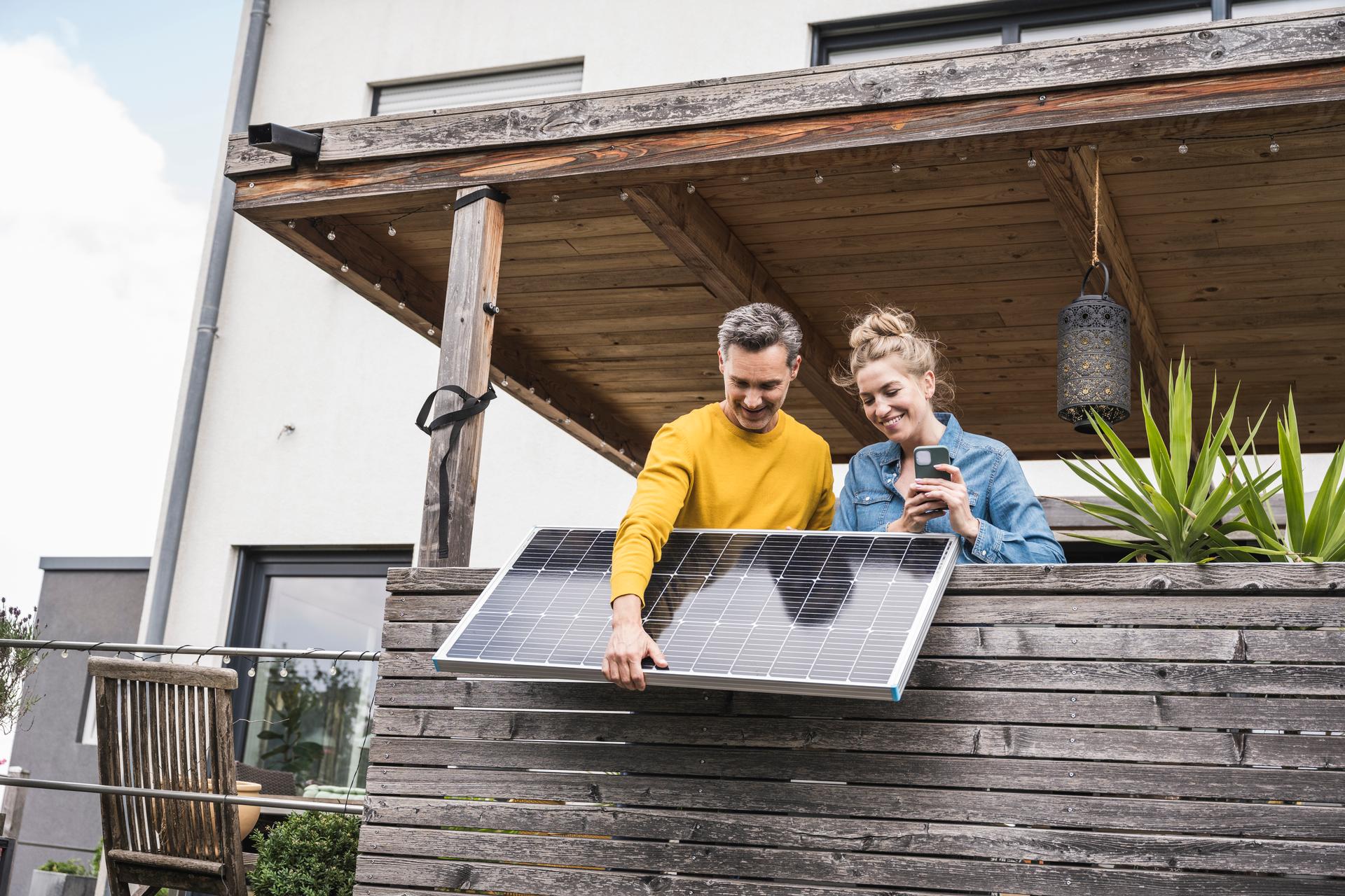 Couple installing solar panel on wooden balcony
Balkonkraftwerk
PV
Photovoltaik