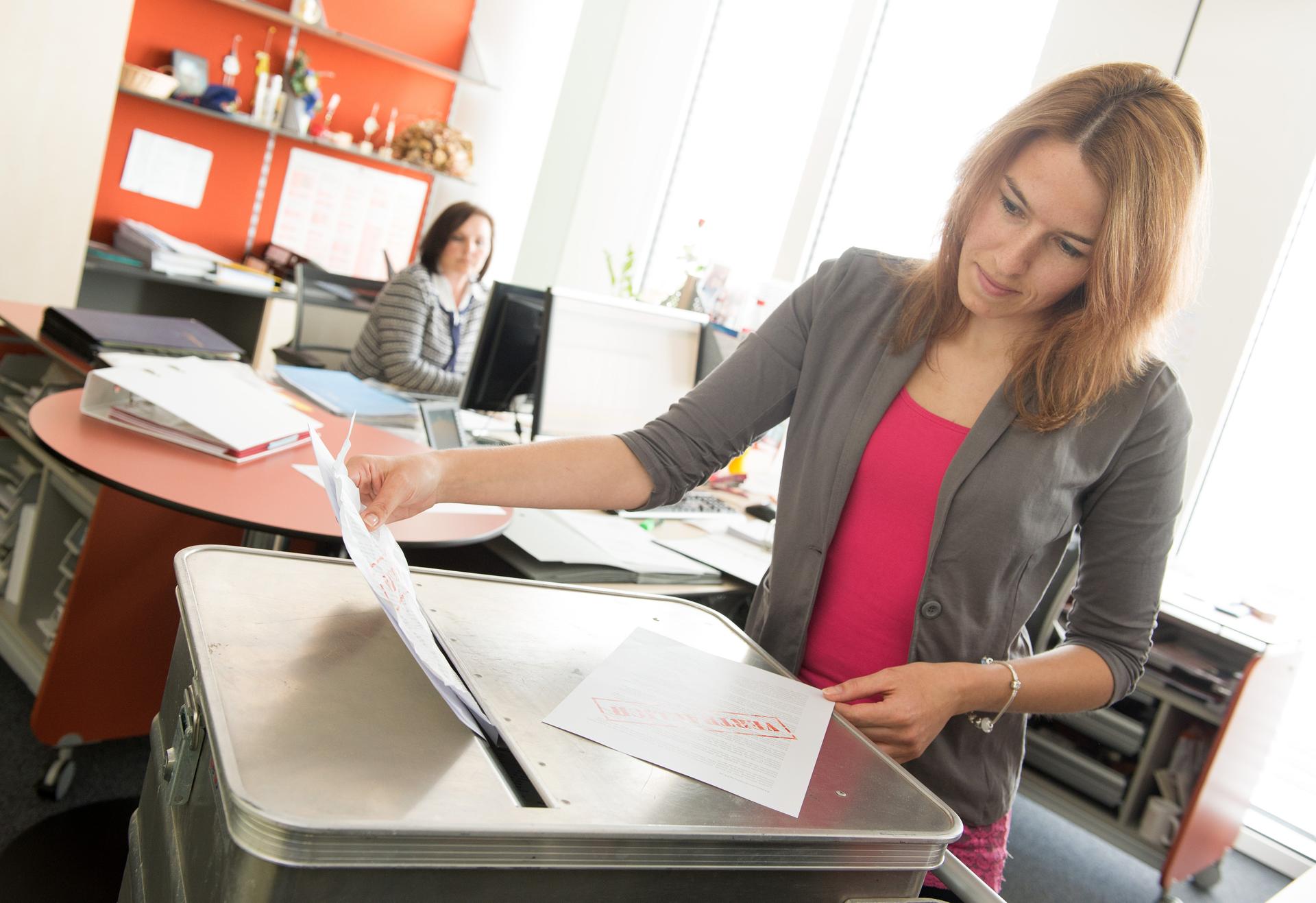Aktenvernichtung Datenvernichtung Bäckermühlweg Papiersortierung Altpapier Entsorgung Müll Fraktion