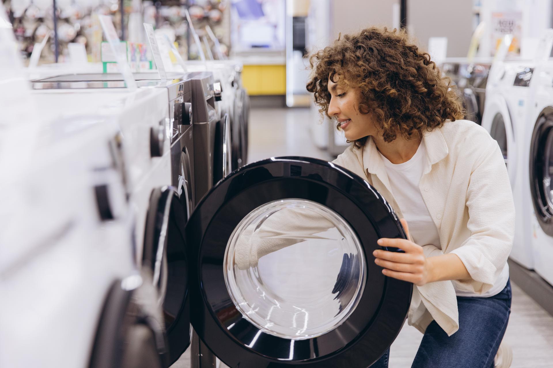 Customer examining washing machine drum in electronics store, making purchasing decision for home appliance
Haushaltsgerätetausch
Reparaturbonus
Waschmaschine
Neukauf