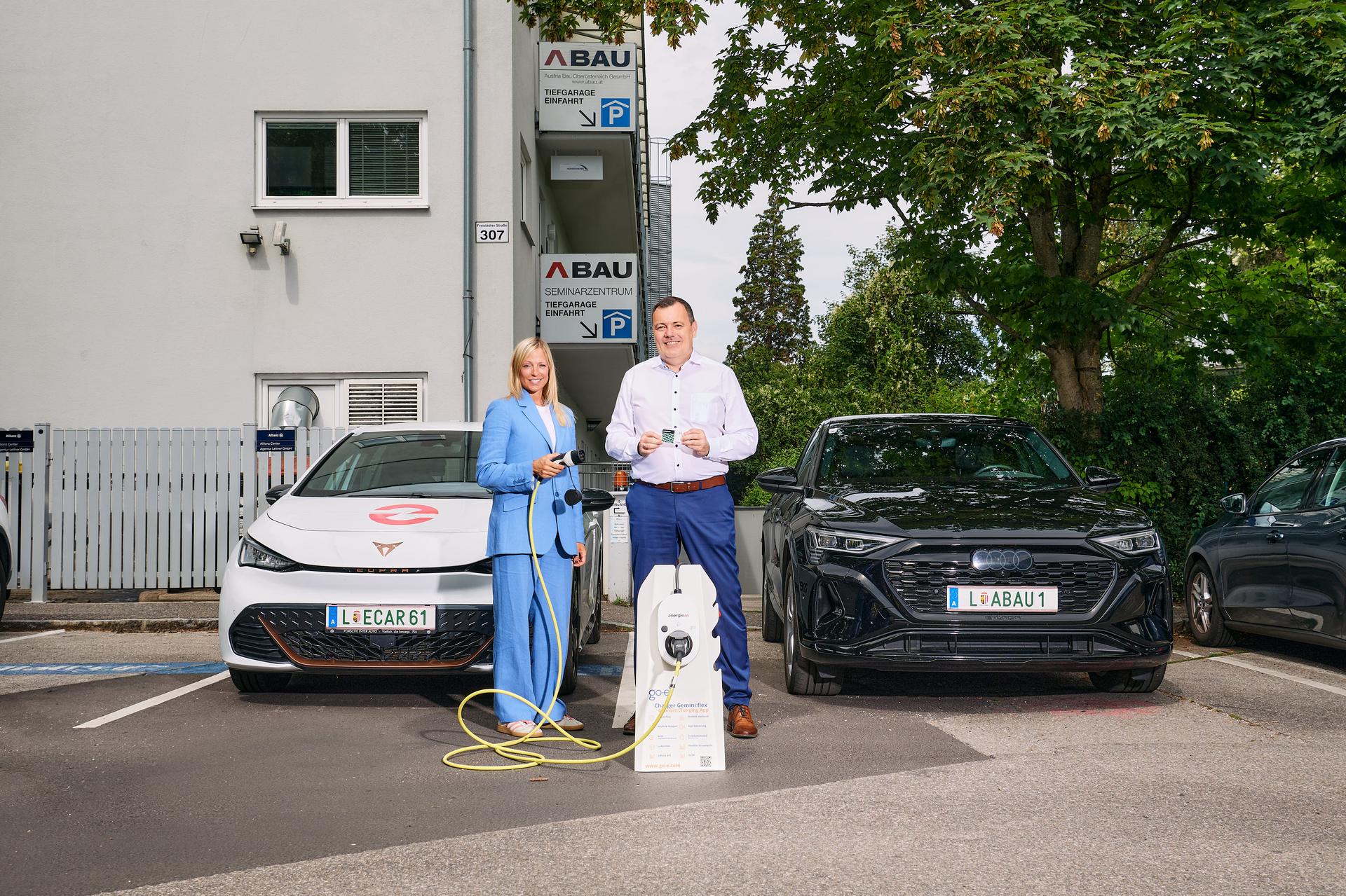 Sonja Kaiser, Abteilungsleiterin E-Mob, und Franz Lindner, Geschäftsführer Abau präsentieren die Ladelösung Charge@Home Business
