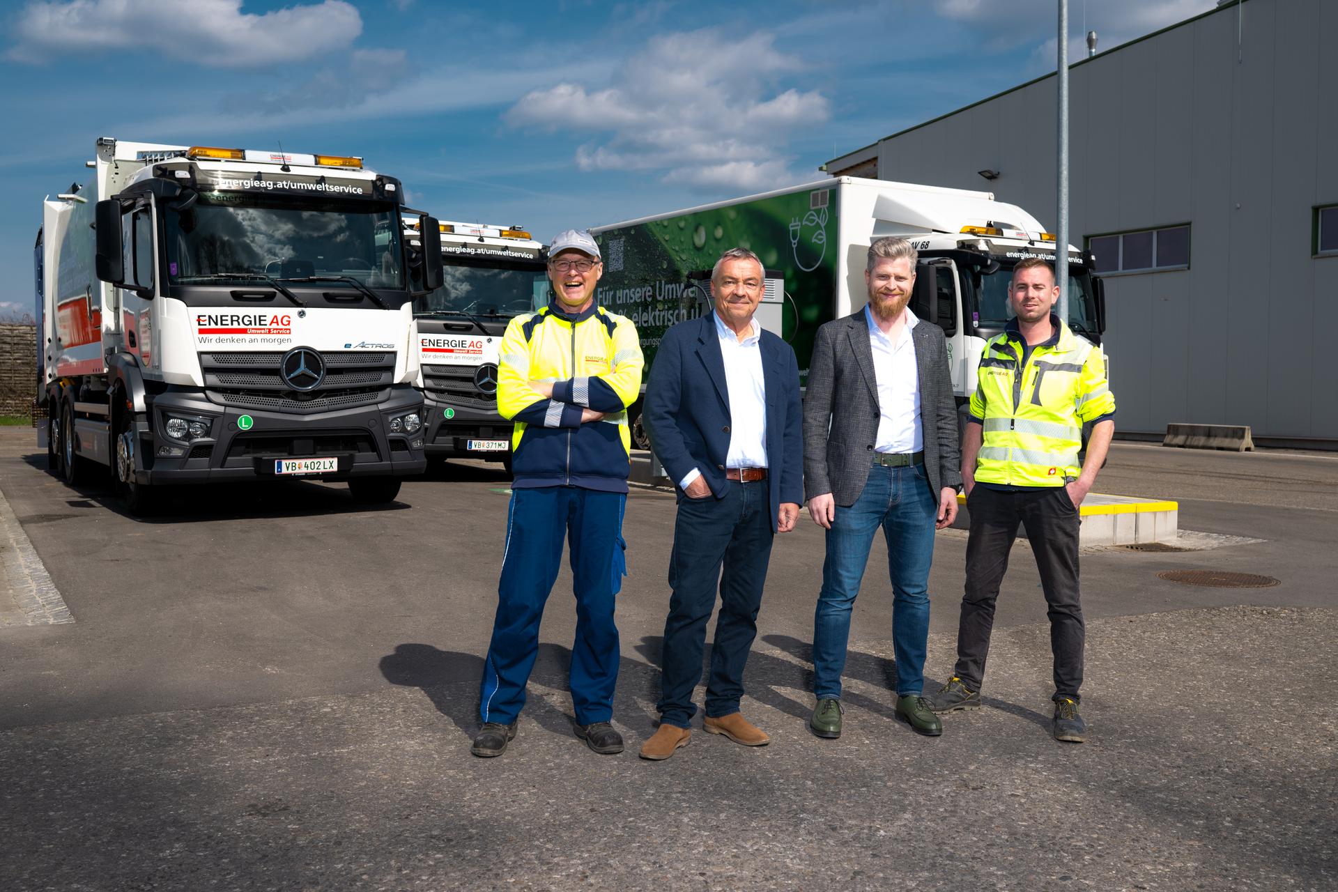 Neue E-Presswägen für Altpapiersammlung am Umwelt Service Standort Redlham
Personen v.l.n.r.:
Johann Maringer (LKW-Fahrer, Umwelt Service)
Peter Kitzmüller (Leitung Transportlogistik, Umwelt Service)
Markus Schrenk (Fa. Pappas)
André Riss (Logistik, Umwelt Service)