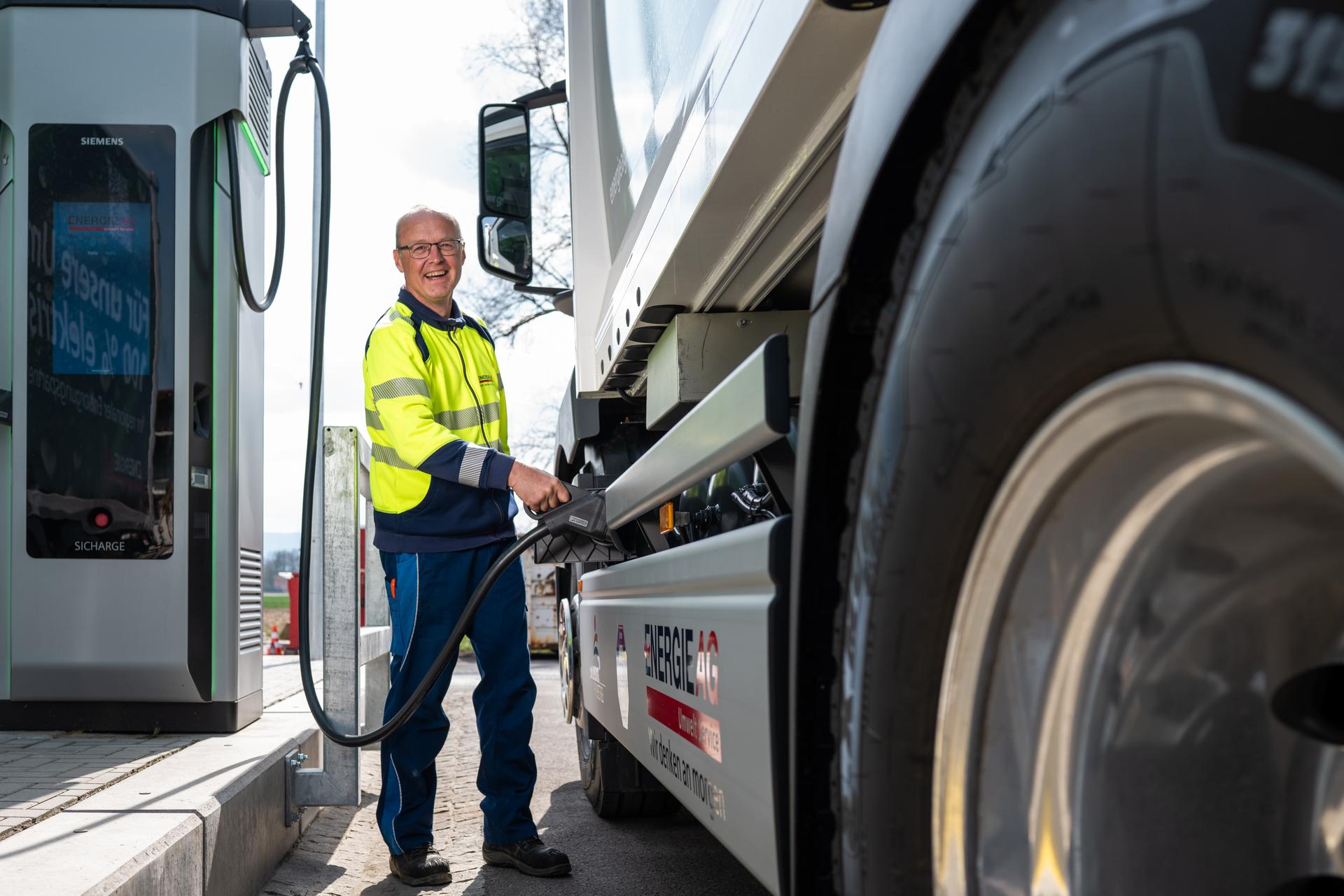 Neue E-Presswägen für Altpapiersammlung am Umwelt Service Standort Redlham
Johann Maringer (LKW-Fahrer, Umwelt Service)