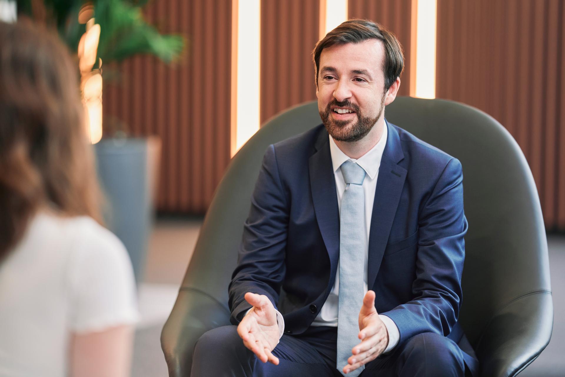 Vorstand CTO Alexander Kirchner Portrait 2024
Technikvorstand Interview Interviewsituation