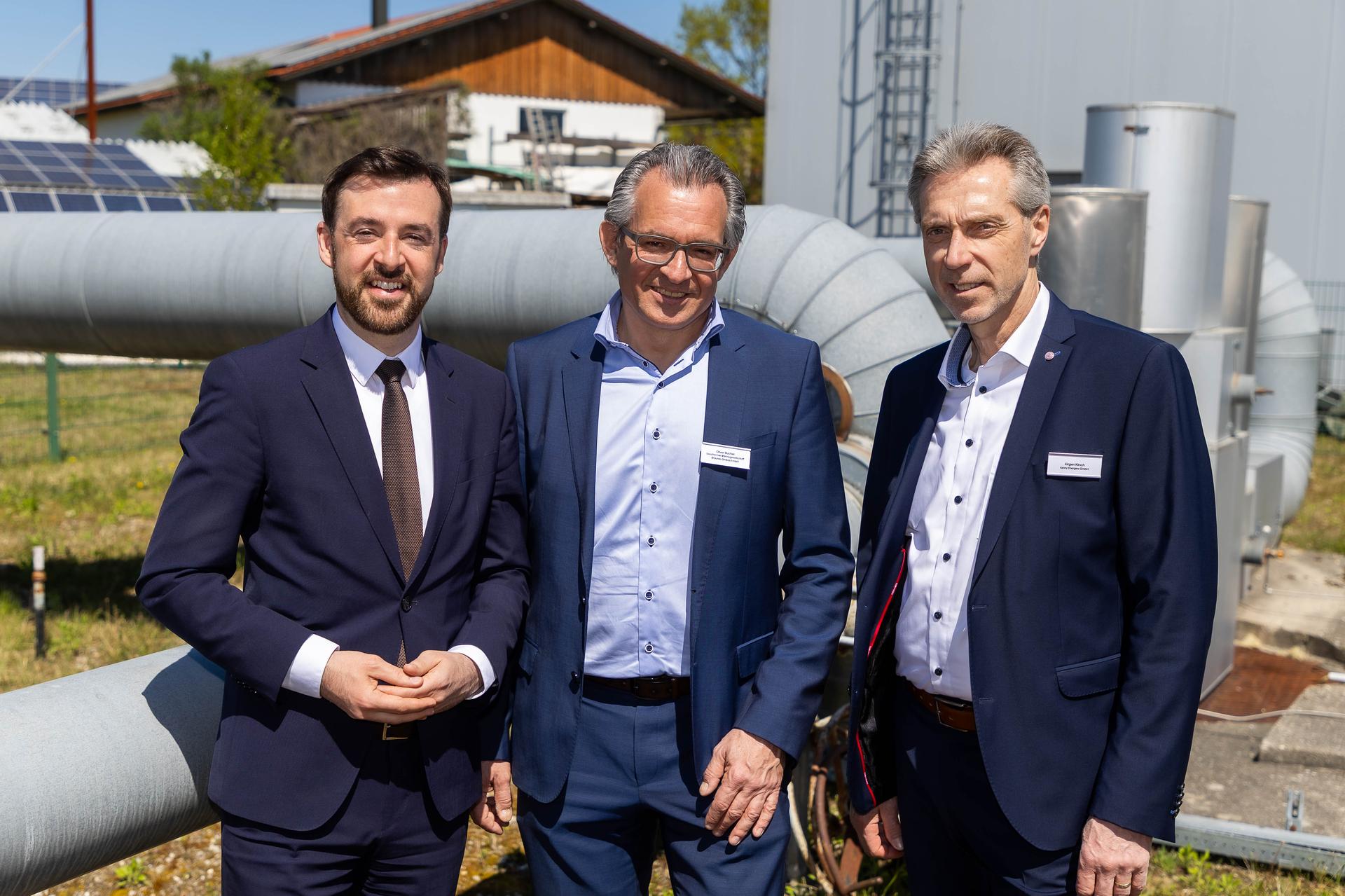 Oliver Bucher (Geschäftsführer Geothermie Braunau-Simbach), Alexander Kirchner (CTO Energie AG Oberösterreich), Jürgen Kirsch (Geschäftsführer Geothermie Braunau-Simbach) vor der Geothermie-Bohrung in Simbach. (v. li. n. re.)