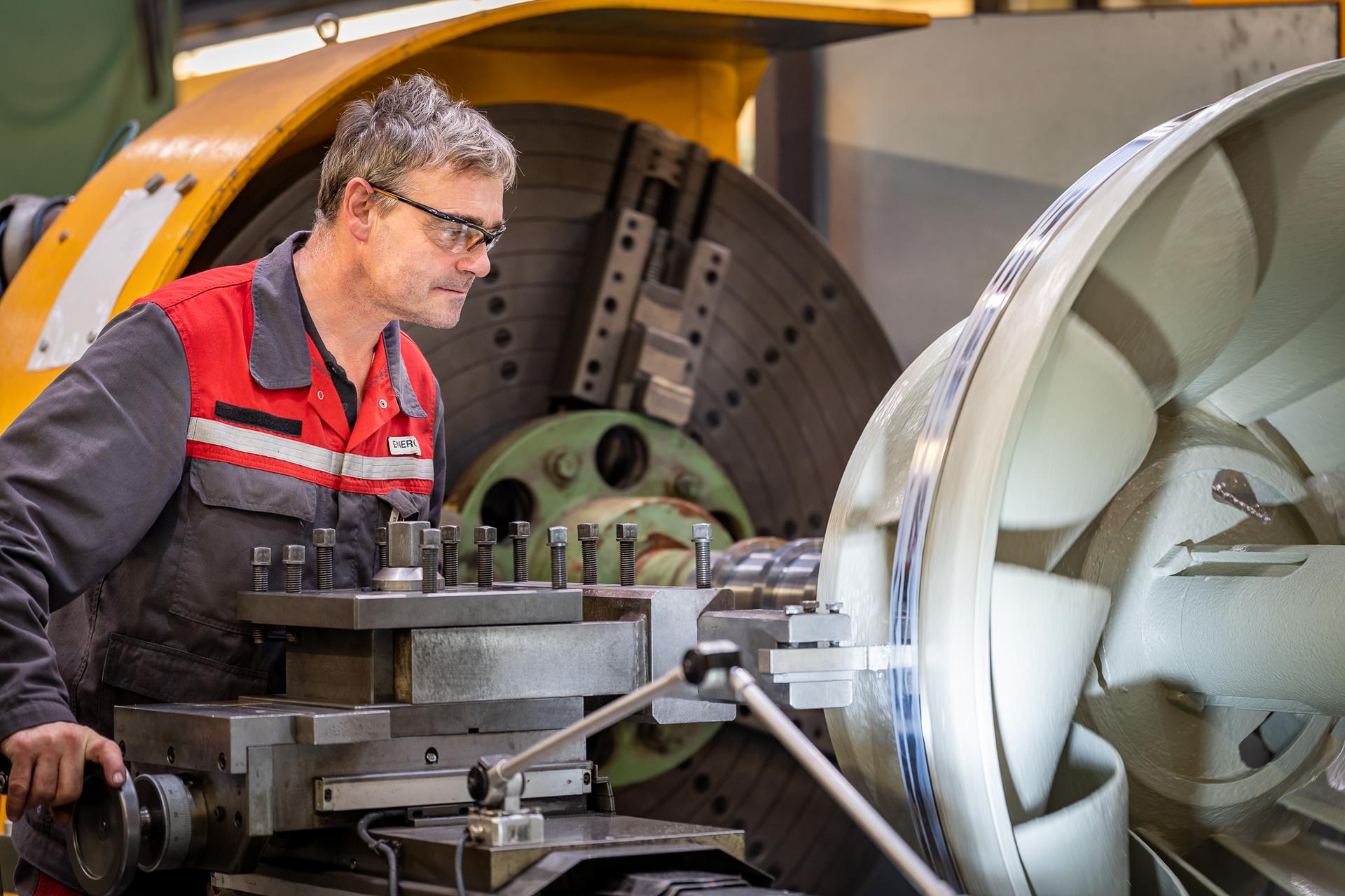 Tech Services, Maschinenbau (NC-Maschinenpark), Schweißtechnik und Sonderfertigung, Instandhaltung und Störungsbehebung von Wasserkraftwerken und Wärmekraftwerke