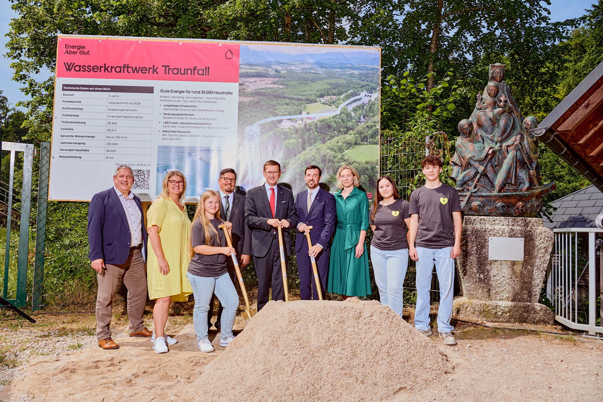 Spatenstich Laufwasserkraftwerk Traunfall Roitham am Traunfall
AR-Vorsitzender Wirtschaftslandesrat Markus Achleitner
CTO Alexander Kirchner
Bürgermeister Fritz Feichtinger (Stadt Laakirchen)
Bürgermeisterin Ines Mirlacher (Gemeinde Ohlsdorf)
Bürgermeister Thomas Avbelj (Gemeinde Roitham am Traunfall)
Vizebürgermeisterin Margareta Hüthmair (Gemeinde Desselbrunn)
Energie AG-Lehrlinge Marlene Hufnagl, Sandra Krainz, Leon Pojer