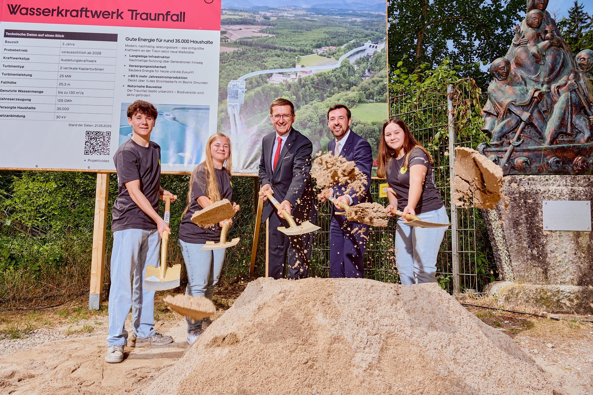 Spatenstich Laufwasserkraftwerk Traunfall Roitham am Traunfall
AR-Vorsitzender Wirtschaftslandesrat Markus Achleitner
CTO Alexander Kirchner
Energie AG-Lehrlinge Marlene Hufnagl, Sandra Krainz, Leon Pojer