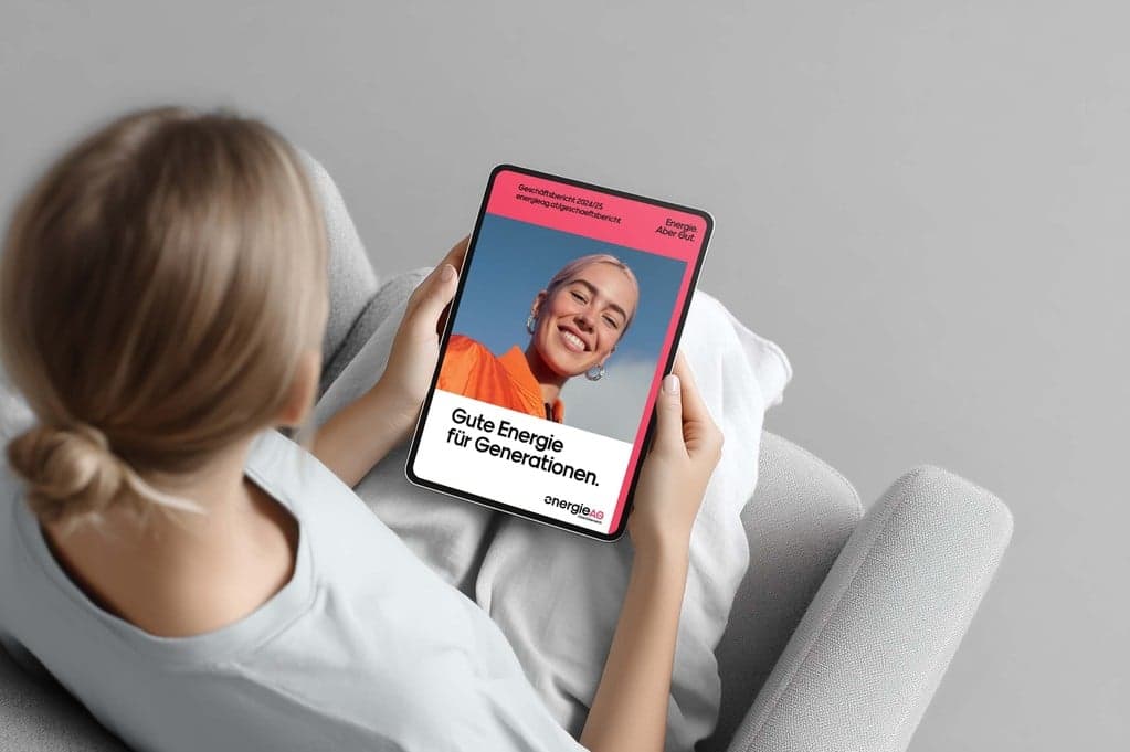 Frau mit Tablet und EnergieAG-Blog