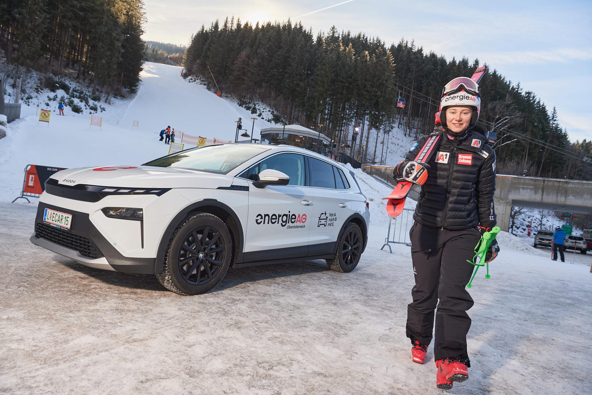 Nicole Eibl vor einem Elektroauto der Energie AG