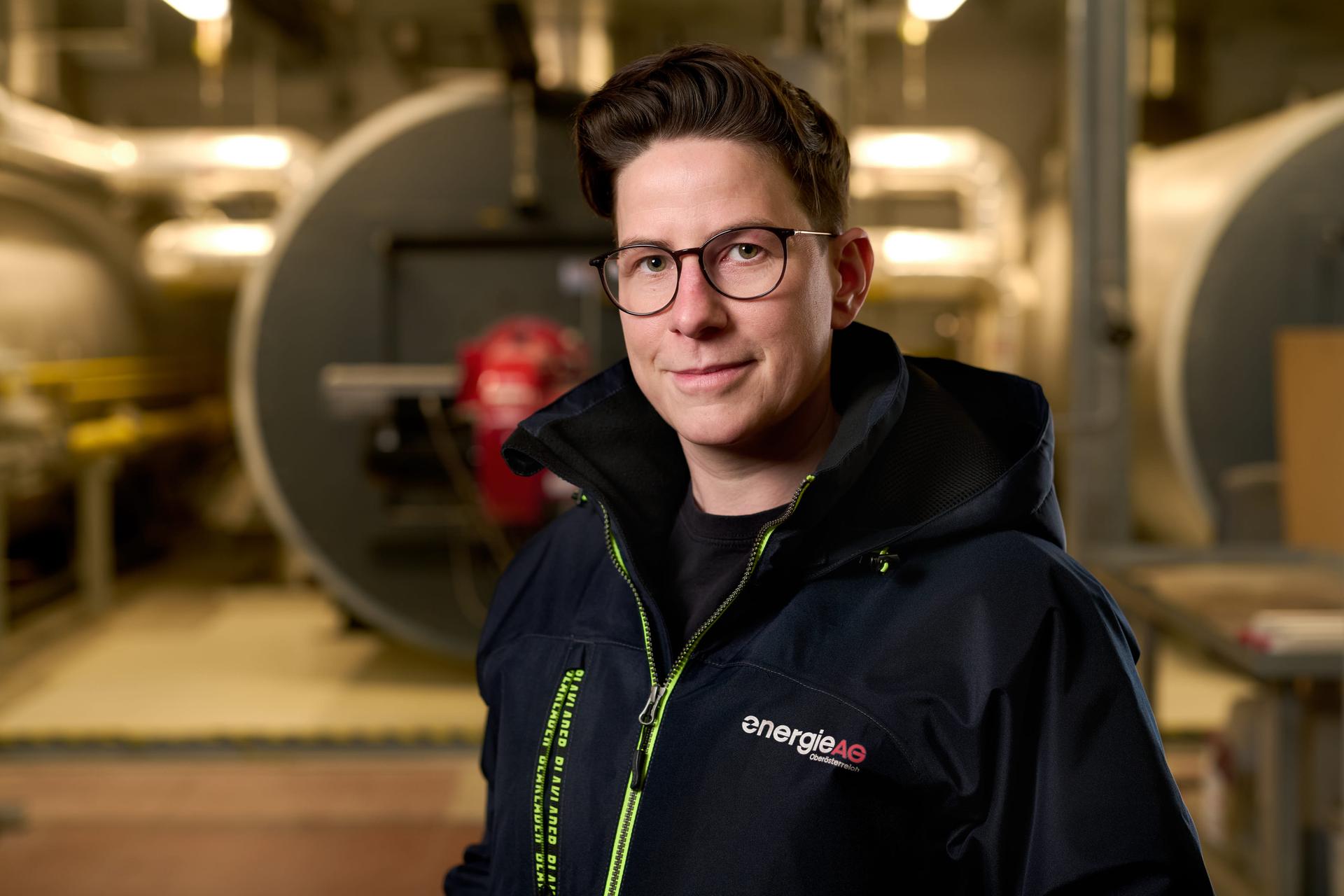 Weltfrauentag Kolleginnen Sarah Pargfrieder Servicetechnikerin Wärmeversorgung Außendienst Heizungs- und Wärme-Contracting-Anlagen PV-Contracting-Anlagen Erzeugung