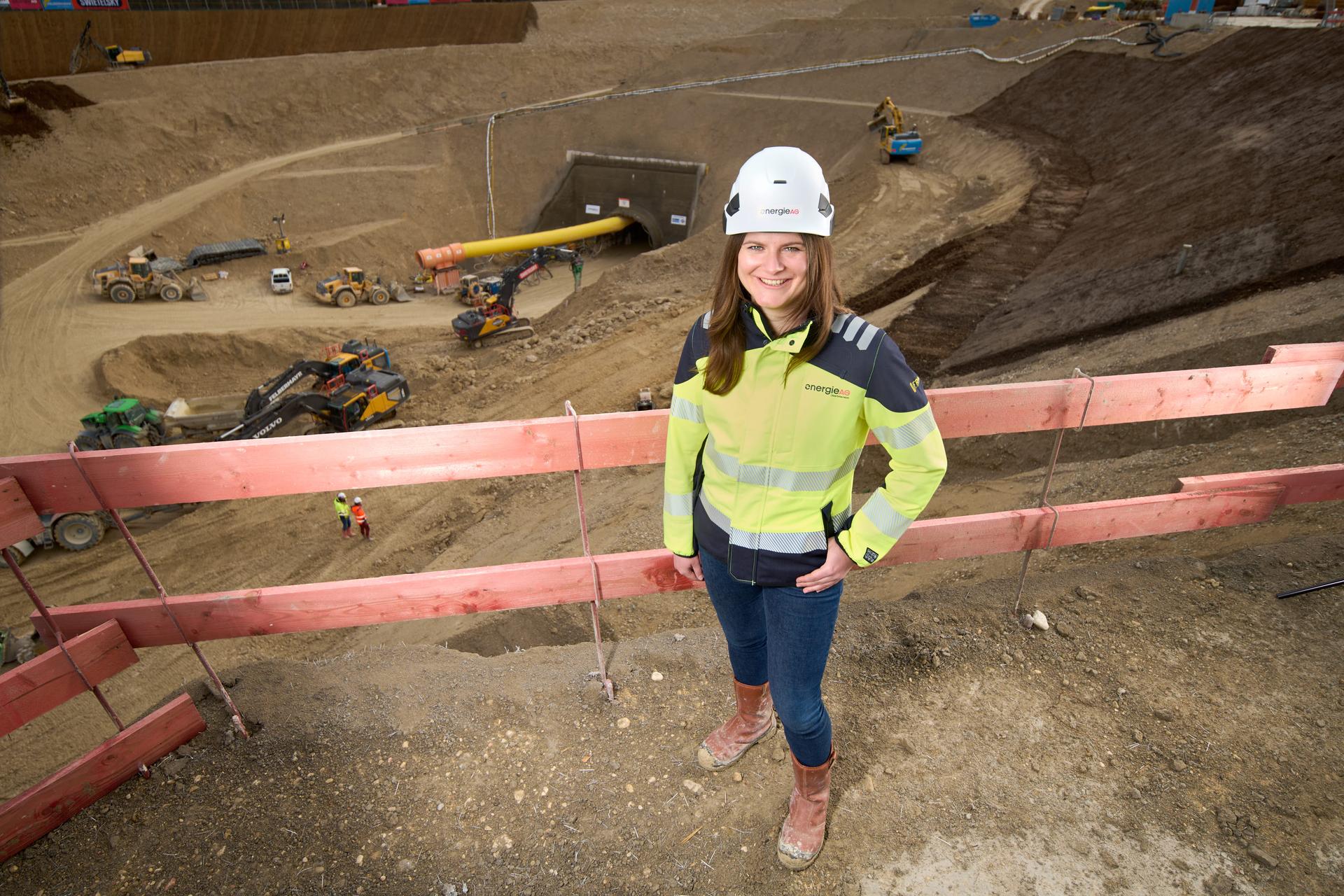 Weltfrauentag Kolleginnen Claudia Riedl Bauleiterin in der Wasserkraft, Tech Services Engineering