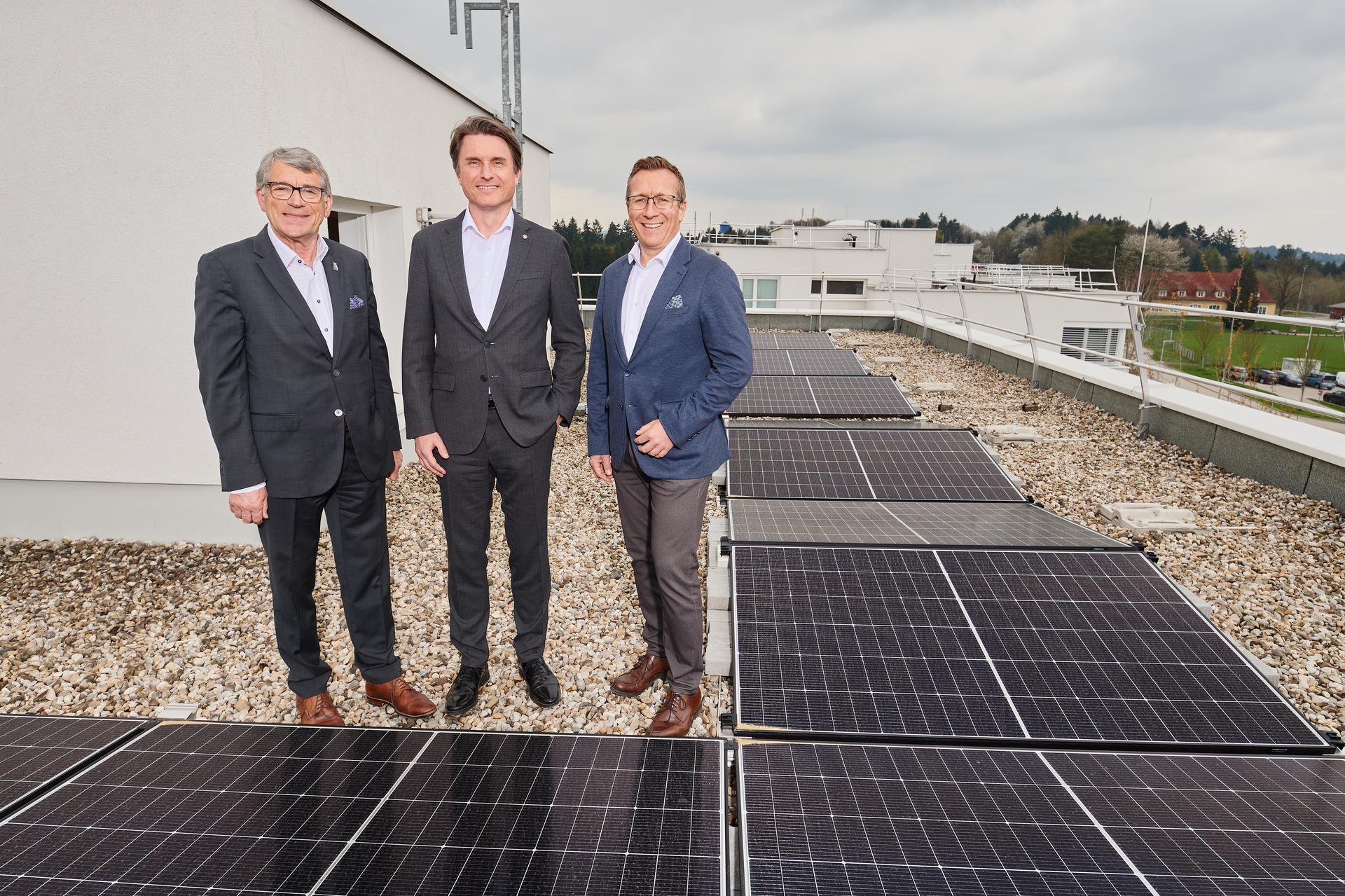 Stefan Haubenwallner, Geschäftsführer der GSG, Ing. Rudolf Vogtenhuber, Bürgermeister der Stadtgemeinde Lenzing an der Ager, und Dipl.-Ing. Dr. Alexander Marchner, Geschäftsführer der Energie AG Vertrieb GmbH, auf der von der Energie AG errichteten PV-Anlage auf den Dächern der GSG-Wohnanlage in Lenzing