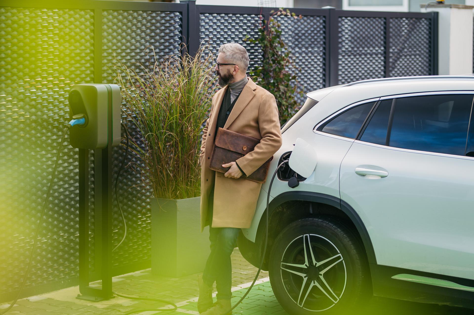 Businessman charging electric car before going to office. An electric vehicle charging station in front of the office building. Charging at work, workplace.
E-Mobilität
Emobilität
emob
e-mob
Wallbox
Laden
E-auto
eauto