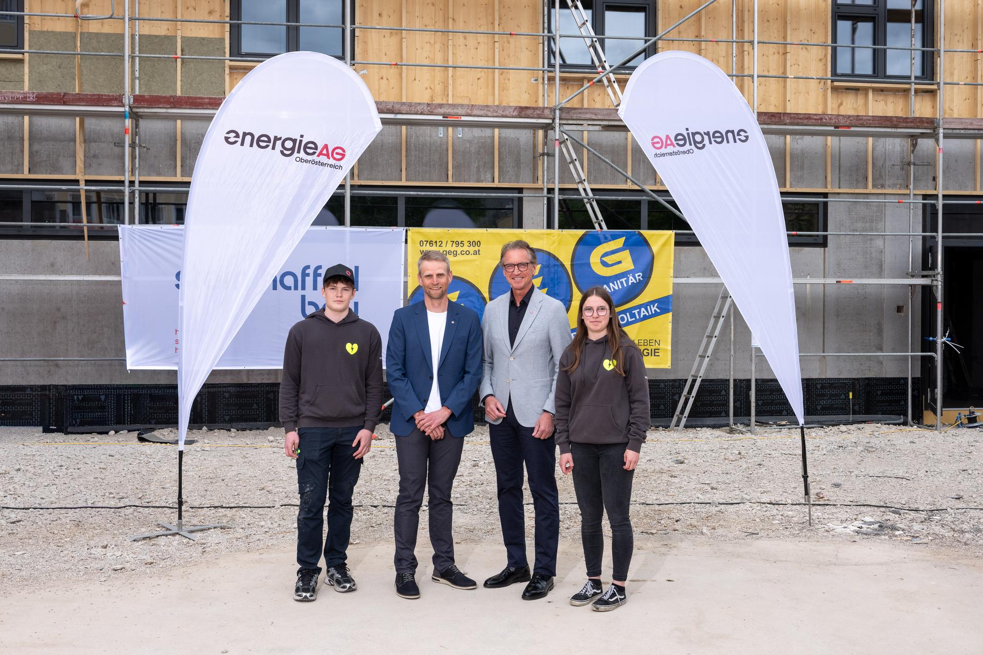 Gleichenfeier Lehrlings PowerBase Gmunden, Benedikt Scharnreitner (1. Lehrjahr), Matthias Pesendorfer (Leiter Energie AG Lehrwerkstätte), CEO Leonhard Schitter, Christina Rohrmoser (1. Lehrjahr)