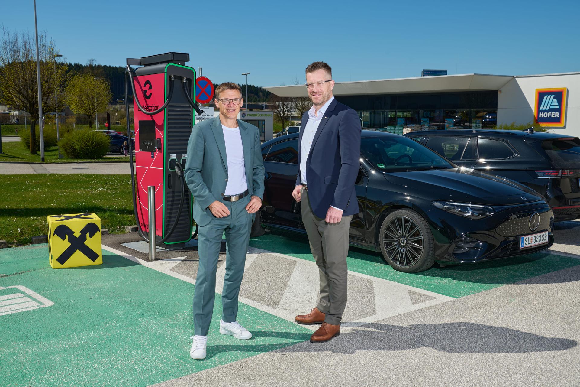 Ladestation mit Gleichstrom und Speicher der Energie AG bei Fachmarktzentrum in Vorchdorf