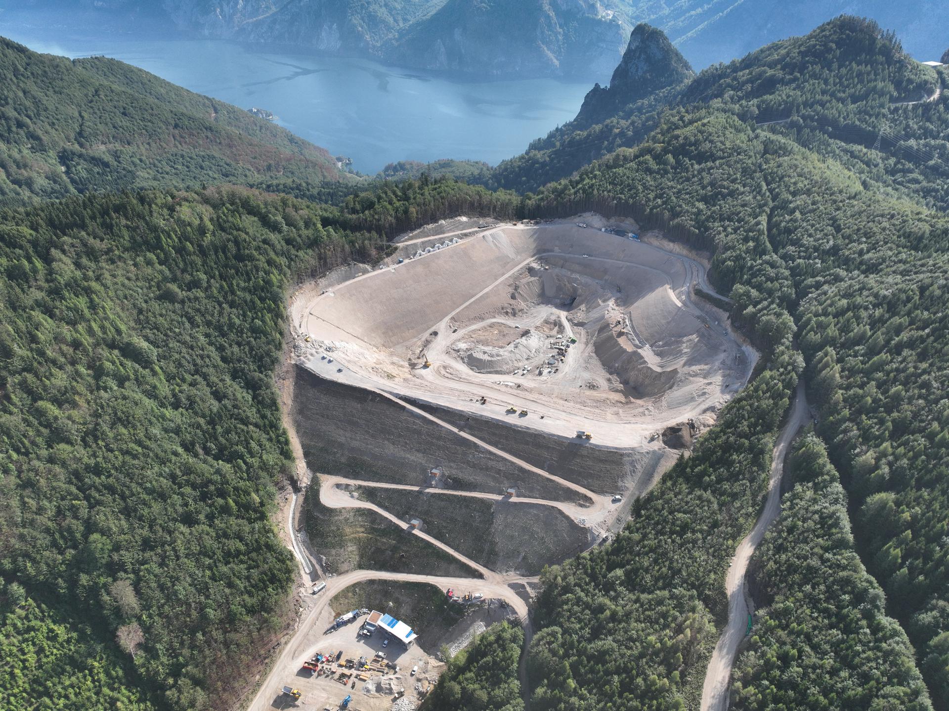 Baufortschritt PSKW Ebensee Pumpspeicherkraftwerk Grüne Batterie Oberösterreich Erneuerbare Energiezukunft Oberwasserspeicher Damm Dammkrone Rumitzgraben