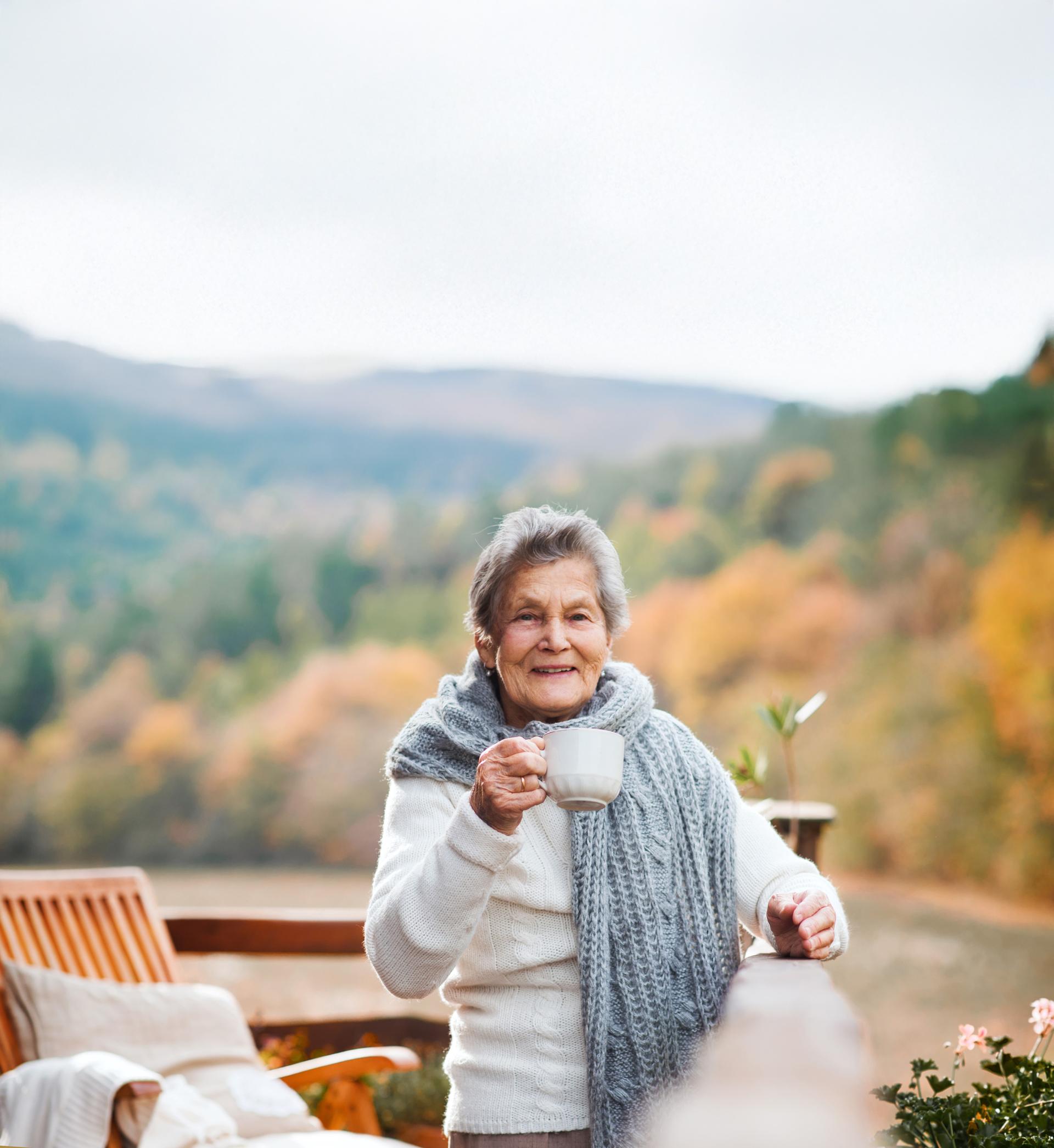 PAULA_Frau mit Tasse auf der Terasse, energieabergut