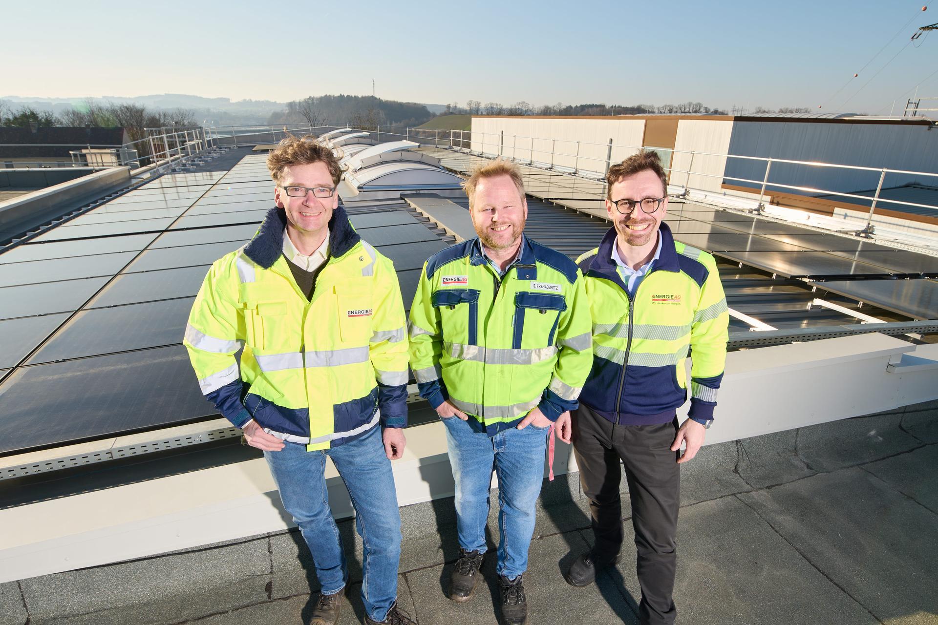 PV-Anlage Haagerstrasse Umweltservice GmbH. V.l.: Harald Schlöglhofer (Projektverantwortlicher), Stefan Frenademetz (Betriebsleiter Standort Steyr), GF Lukas Wessely